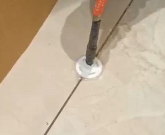 舒城瓷砖空鼓维修公司专业解答瓷砖在铺贴过程中，如果没有涂抹均匀到位的粘结材料（如水泥砂浆或瓷砖胶），可能会导致以下问题
