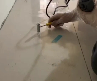 舒城瓷砖开裂维修公司专业分享瓷砖在铺贴前如果没有沥干水分，将会导致以下问题